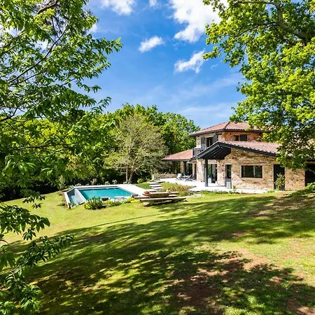 Sleeps 6 With Pool Air Con And Wifi