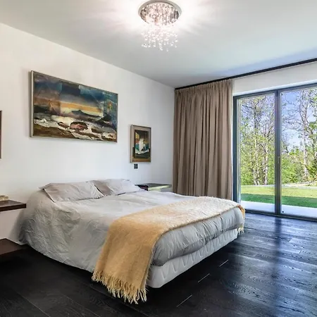 Villa Sleeps 6 With Pool Air Con And Wifi *