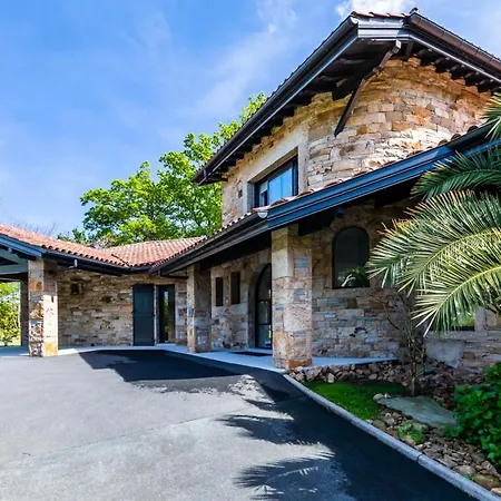 Villa Sleeps 6 With Pool Air Con And Wifi *